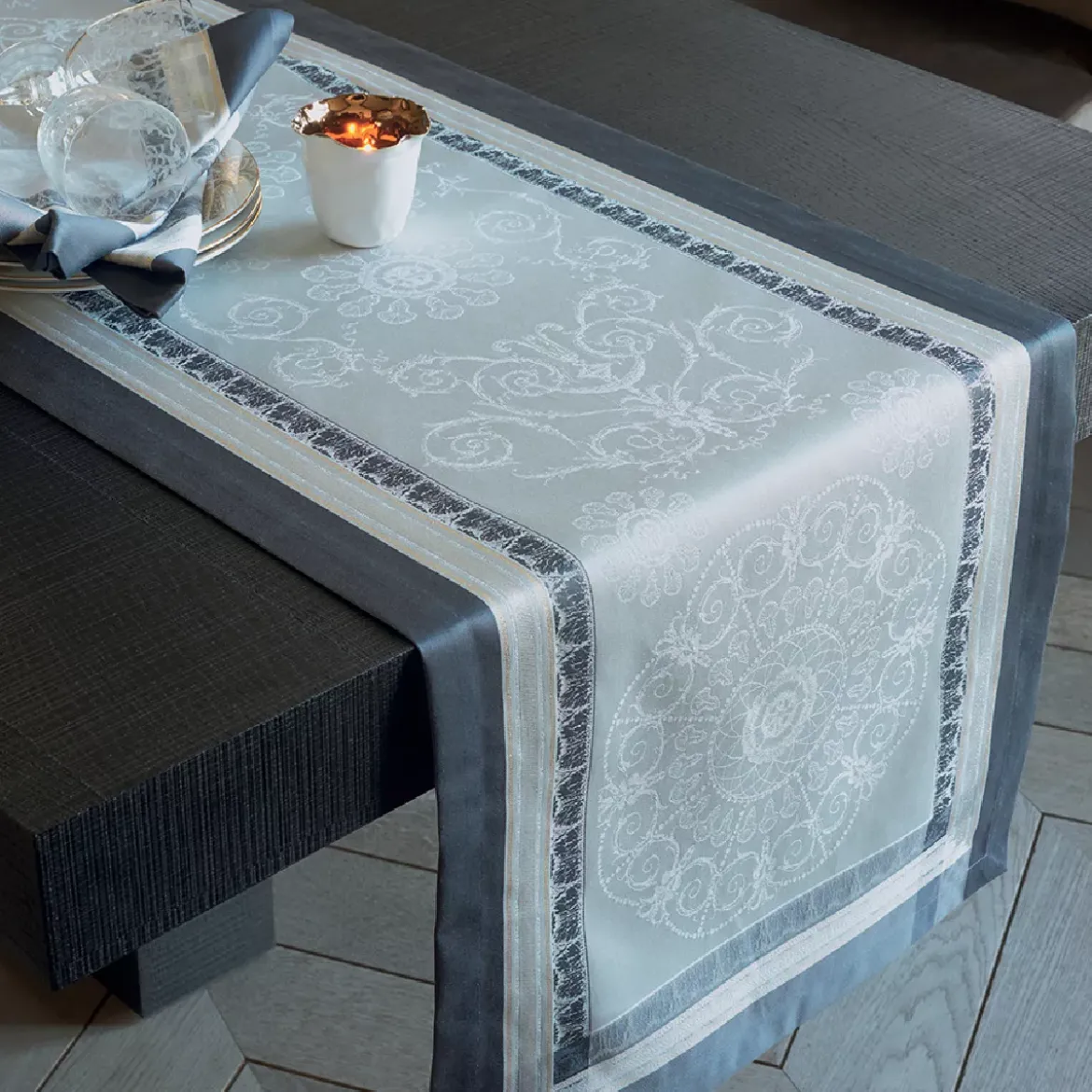 Chemin de table coton mélangé antitache motif jacquard gris anthracite Galerie des glaces argent
