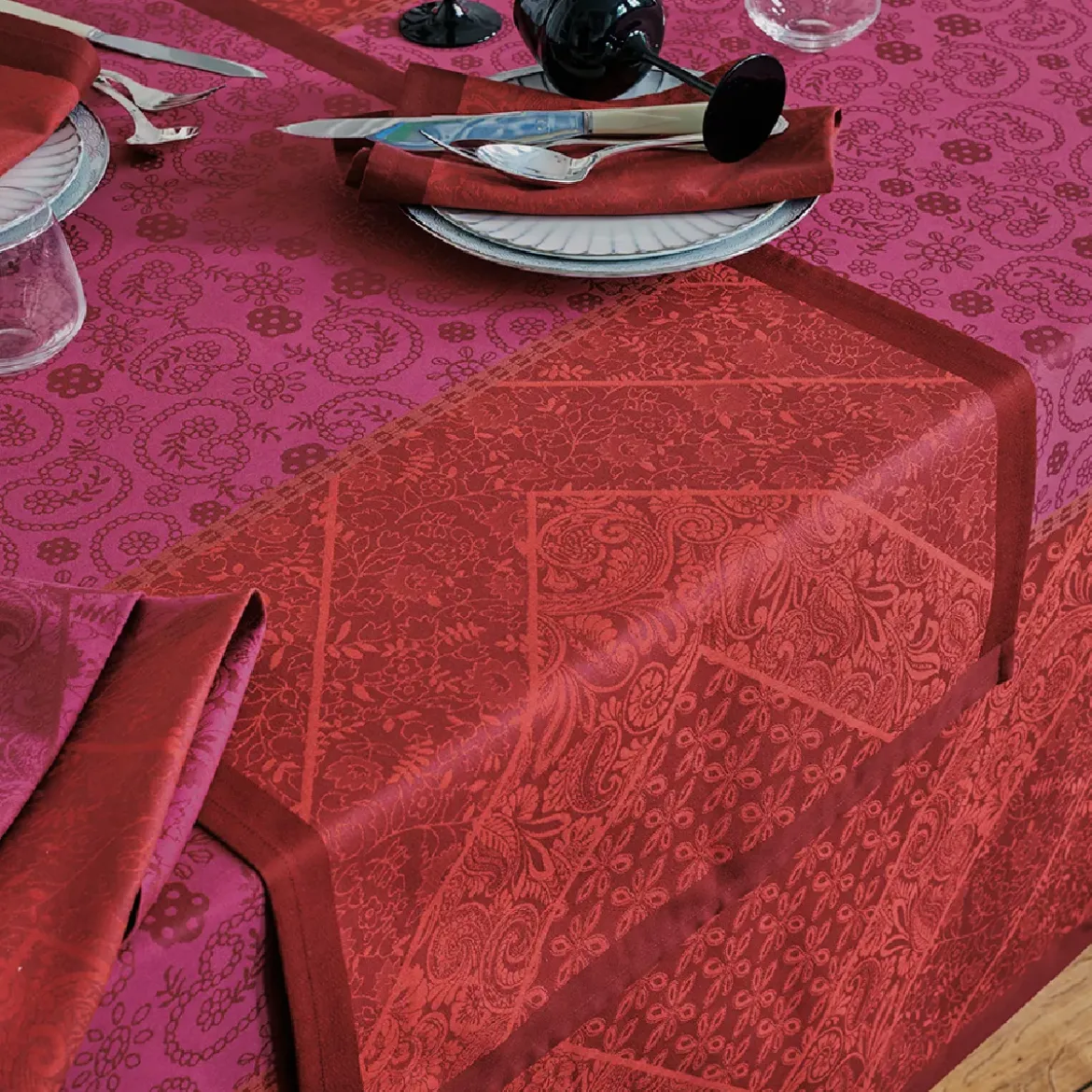 Chemin de table pur coton antitache motif jacquard rouge Cassidy berry