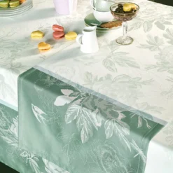 Chemin de table pur coton antitache motif jacquard vert Jardin de pivoines vert