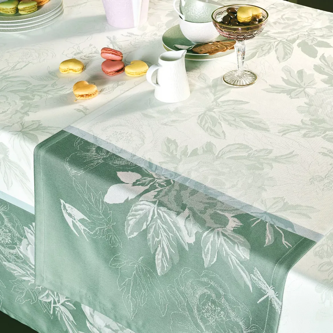 Chemin de table pur coton antitache motif jacquard vert Jardin de pivoines vert