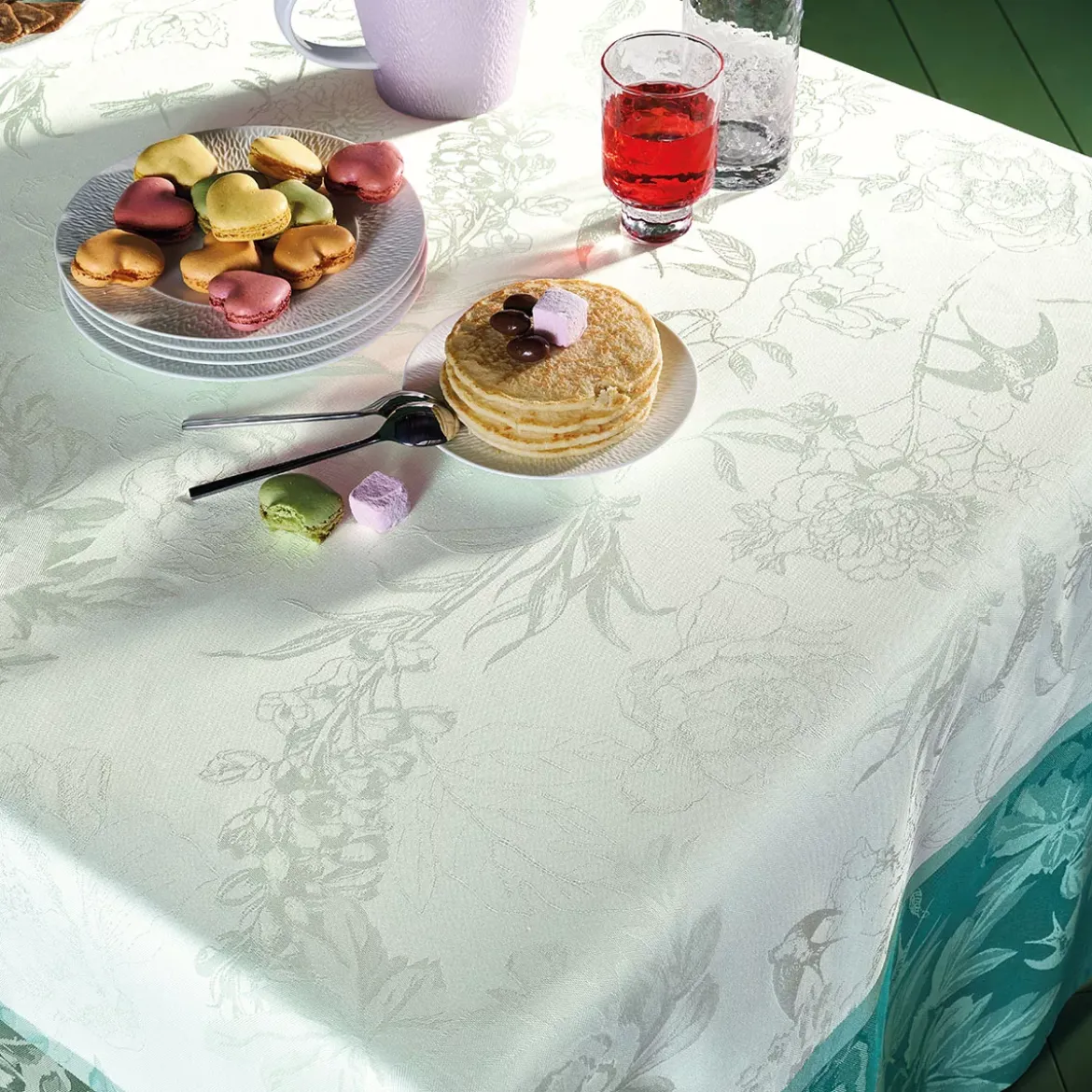 Chemin de table pur coton antitache motif jacquard vert Jardin de pivoines vert