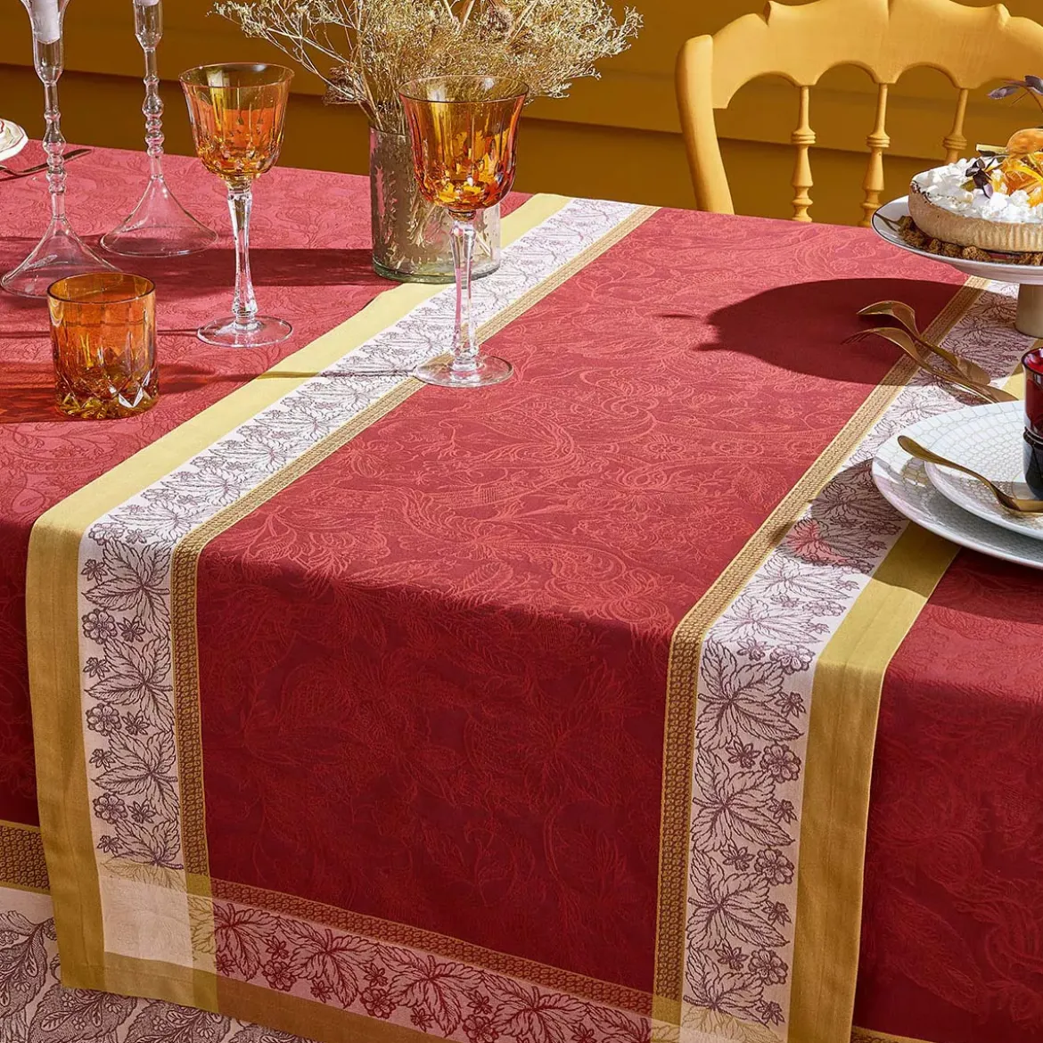 Chemin de table pur coton antitache motif jacquard rouge Alexandria rubis