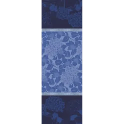 Chemin de table pur coton bio antitache motif jacquard bleu Hortensias bleu