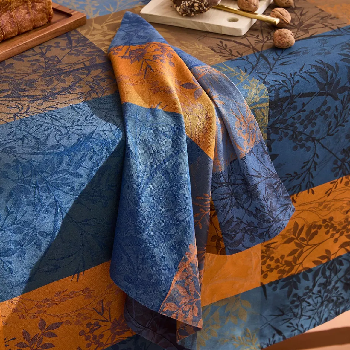 Chemin de table pur coton 220 g/m² motif jacquard bleu brun Mille branchages crepuscule
