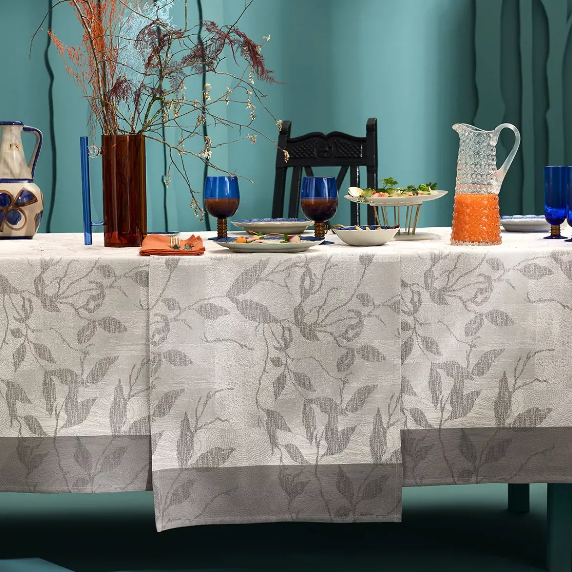 Chemin de table pur coton 220 g/m² motif jacquard gris anthracite Mille prunus silver