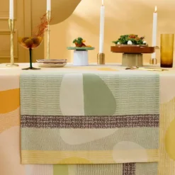 Chemin de table pur coton 205 g/m² motif jacquard vert orange Mille galets terre cuite