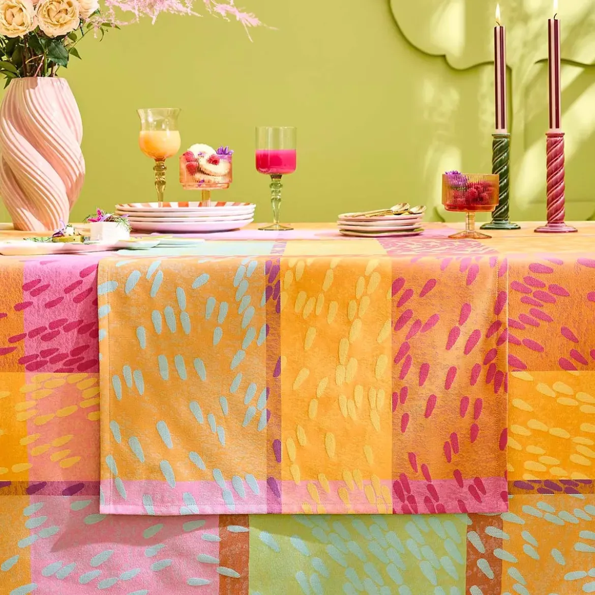 Chemin de table pur coton 220 g/m² motif jacquard rose vert Mille sources berlingot