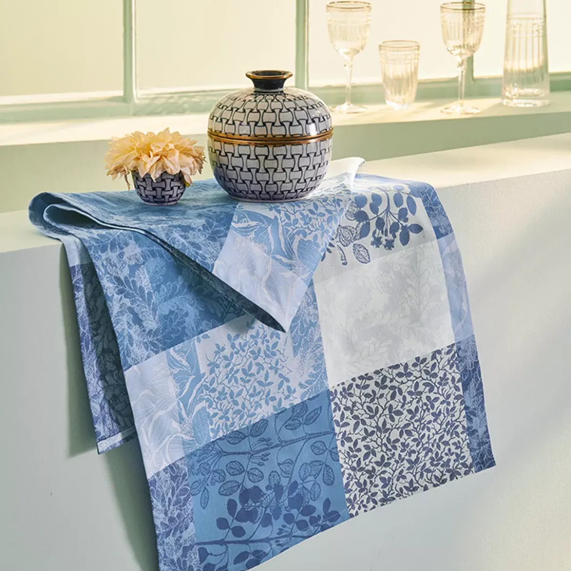 Chemin de table pur coton motif jacquard bleu Mille rameaux bleu