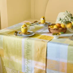 Chemin de table pur coton motif jacquard jaune vert Mille lieues aube