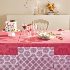 Chemin de table pur coton motif jacquard rose Mille rosaces framboise