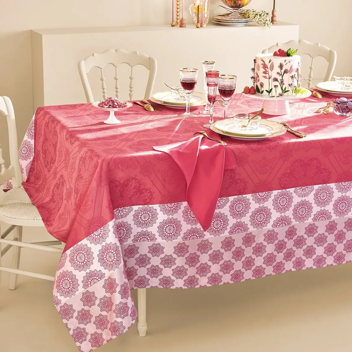 Chemin de table pur coton motif jacquard rose Mille rosaces framboise