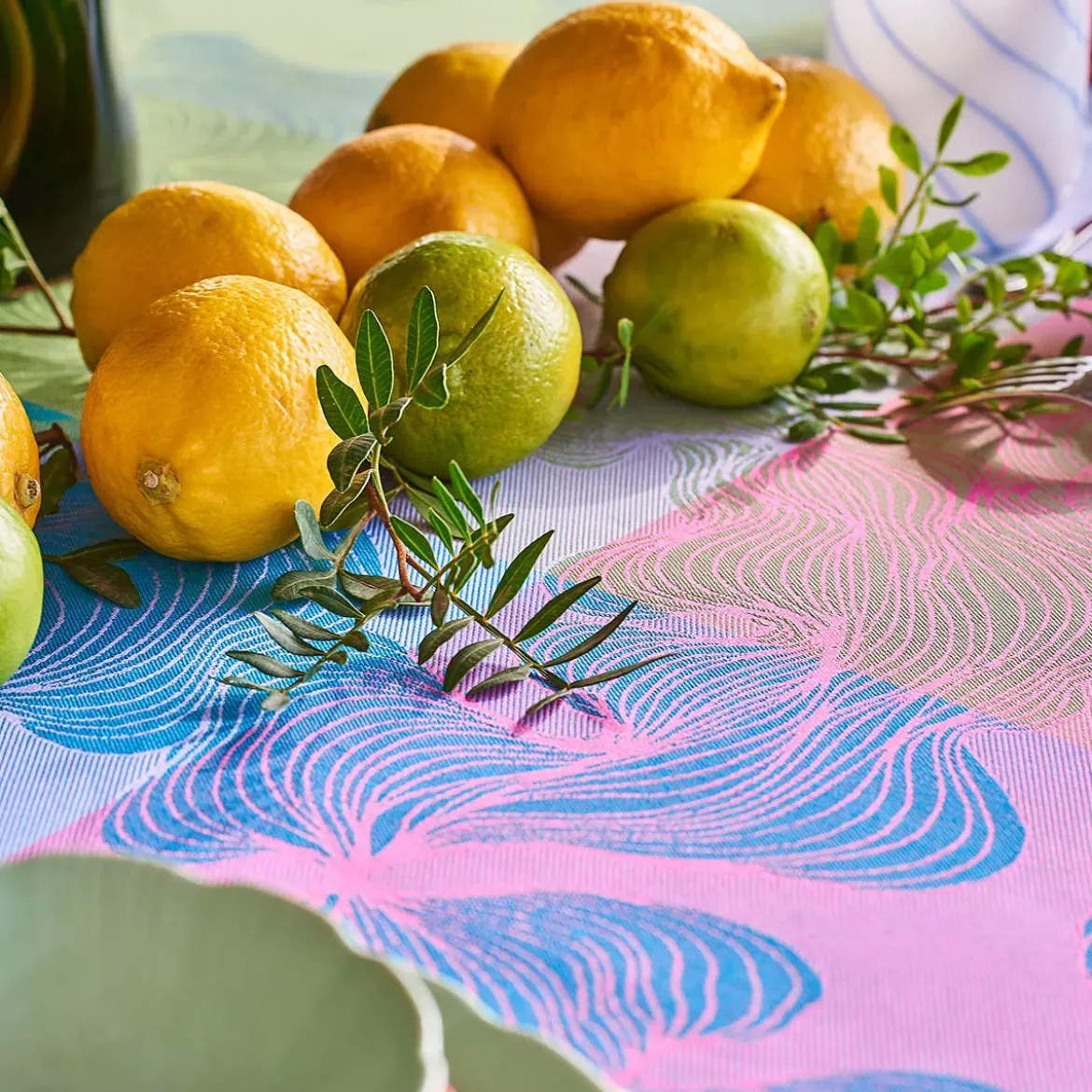 Chemin de table pur coton motif jacquard bleu rose vert Mille vertiges ara