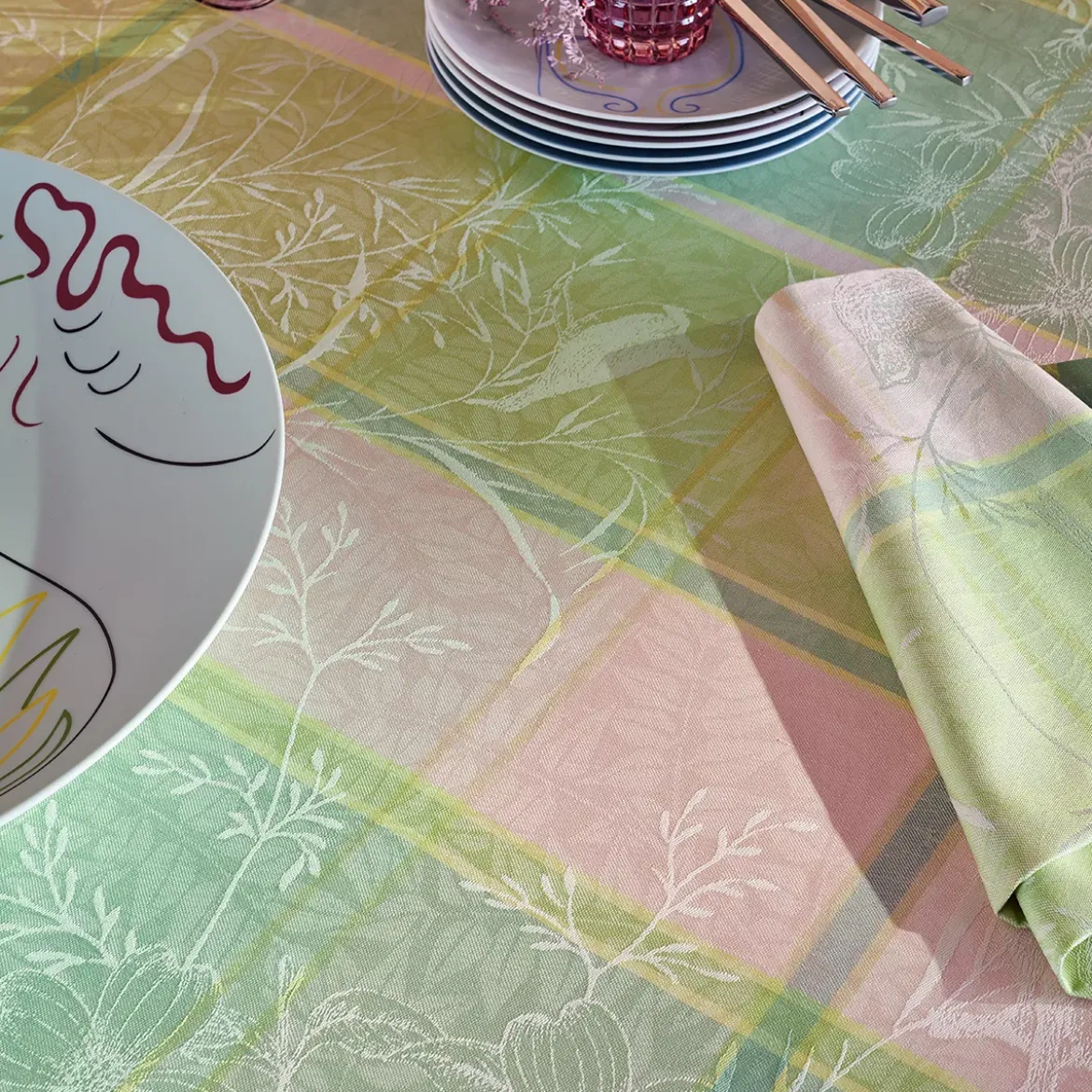 Chemin de table pur coton motif jacquard rose vert Mille printemps eclosion