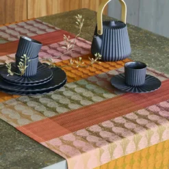 Chemin de table pur coton motif jacquard vert orange Mille halos prunus