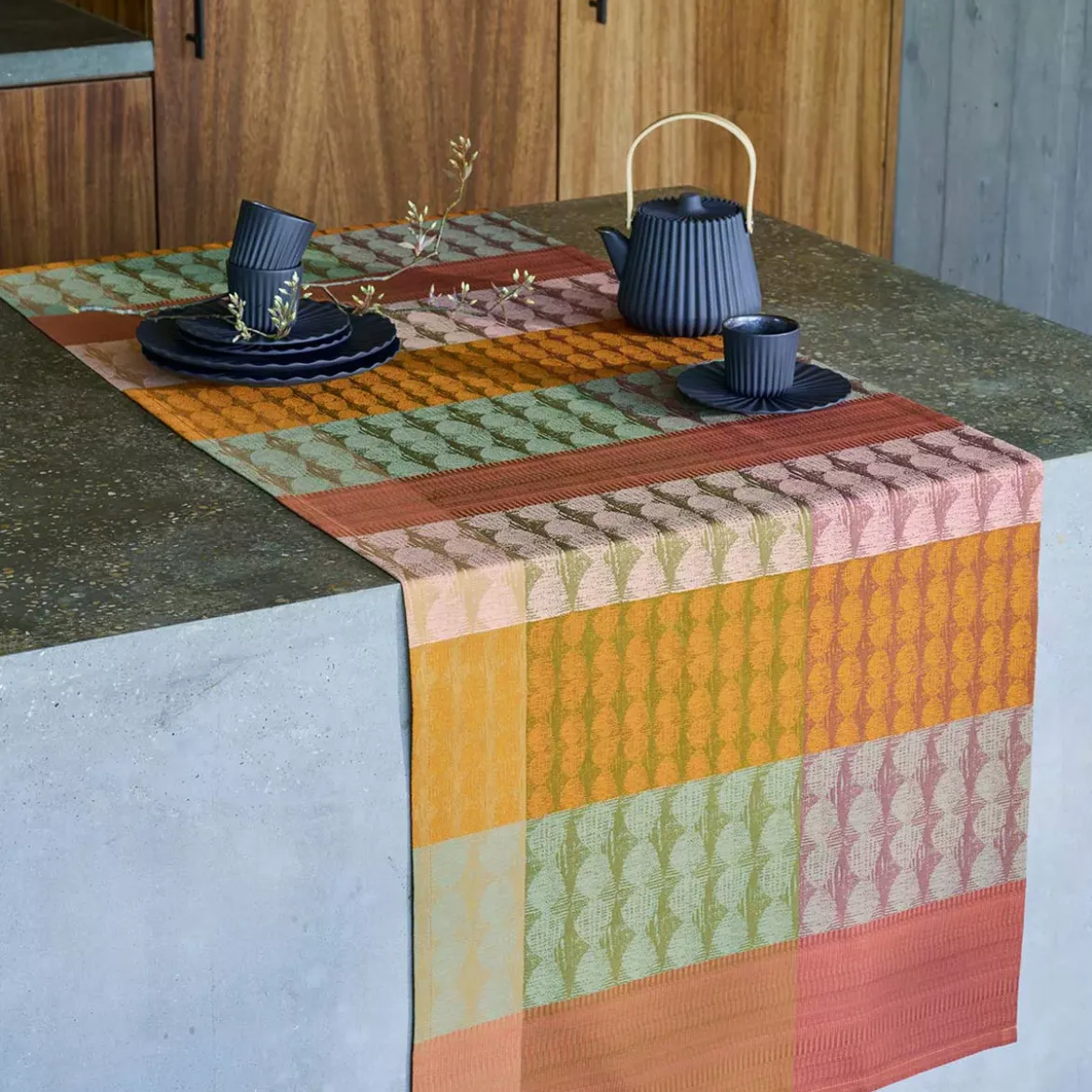 Chemin de table pur coton motif jacquard vert orange Mille halos prunus