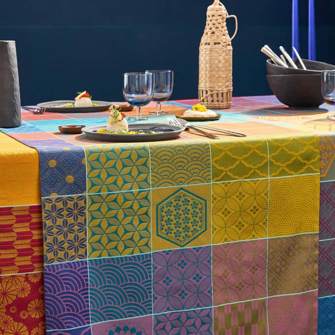 Chemin de table pur coton motif jacquard orange violet Mille hana floralies