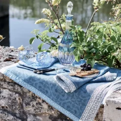 Chemin de table pur lin antitache motif jacquard bleu Harmonie bleu