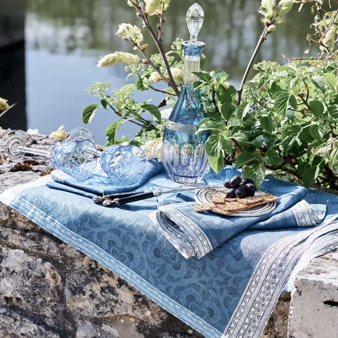 Chemin de table pur lin antitache motif jacquard bleu Harmonie bleu
