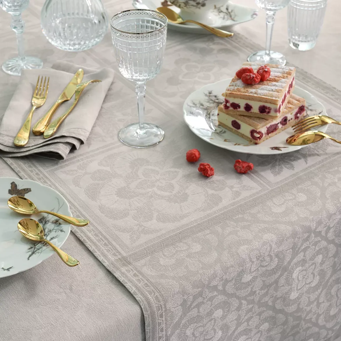 Chemin de table pur lin antitache motif jacquard beige Harmonie beige