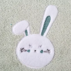 Drap de douche enfant pur coton 500 g/m² brodé vert Petit lapin vert d'eau