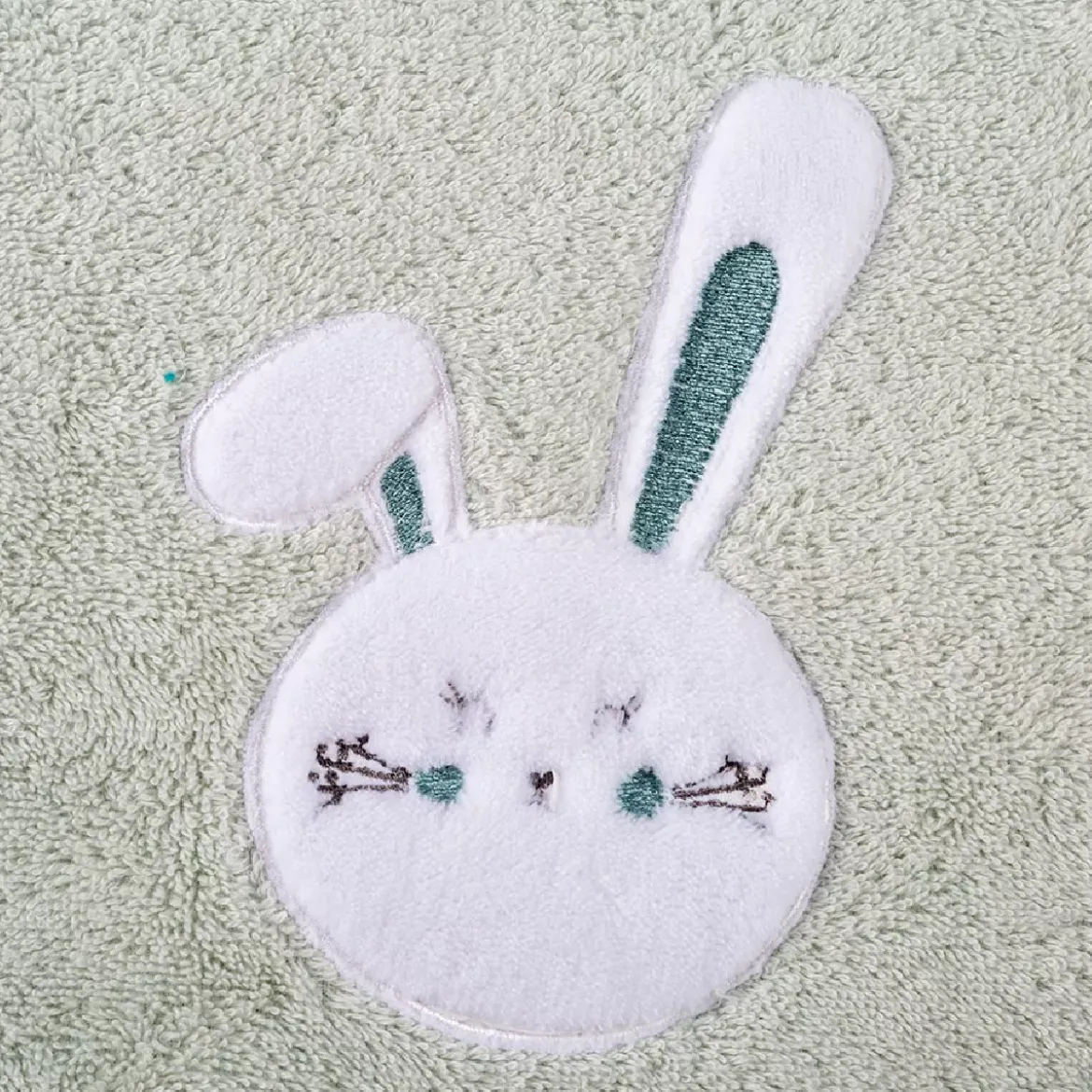 Drap de douche enfant pur coton 500 g/m² brodé vert Petit lapin vert d'eau