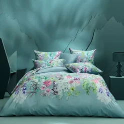 Drap plat satin de coton 90 fils/cm² 115 g/m² imprimé bleu violet Ombres boisees givre