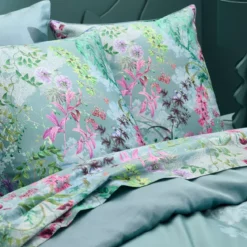 Drap plat satin de coton 90 fils/cm² 115 g/m² imprimé bleu violet Ombres boisees givre