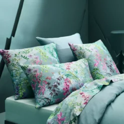 Drap plat satin de coton 90 fils/cm² 115 g/m² imprimé bleu violet Ombres boisees givre