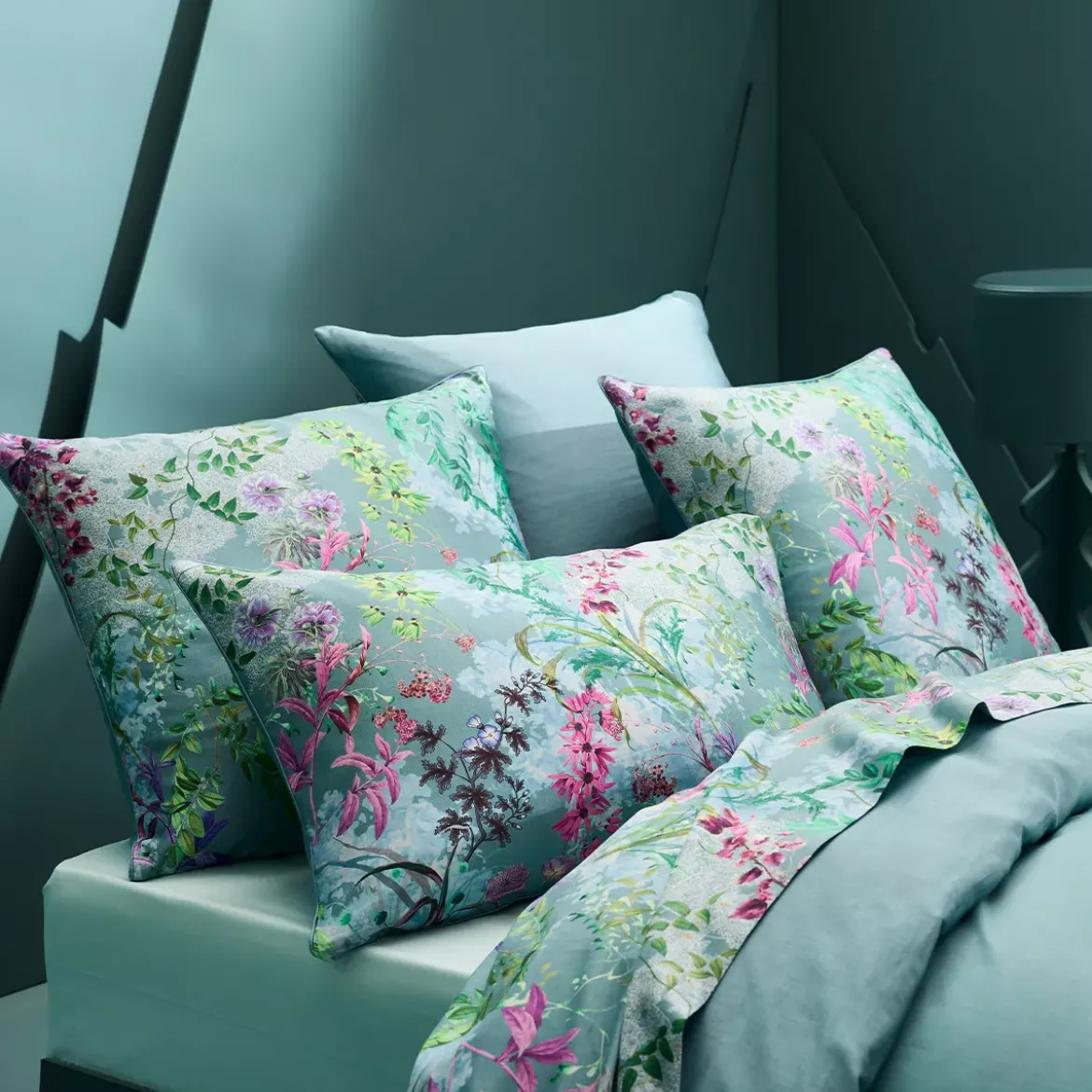 Drap plat satin de coton 90 fils/cm² 115 g/m² imprimé bleu violet Ombres boisees givre