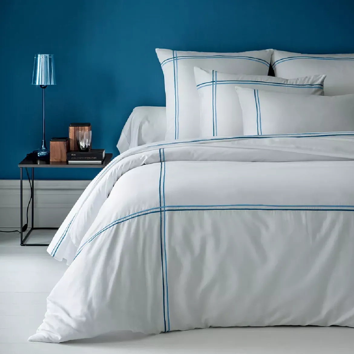 Drap plat satin de coton jeu d'unis blanc Palais chic navy