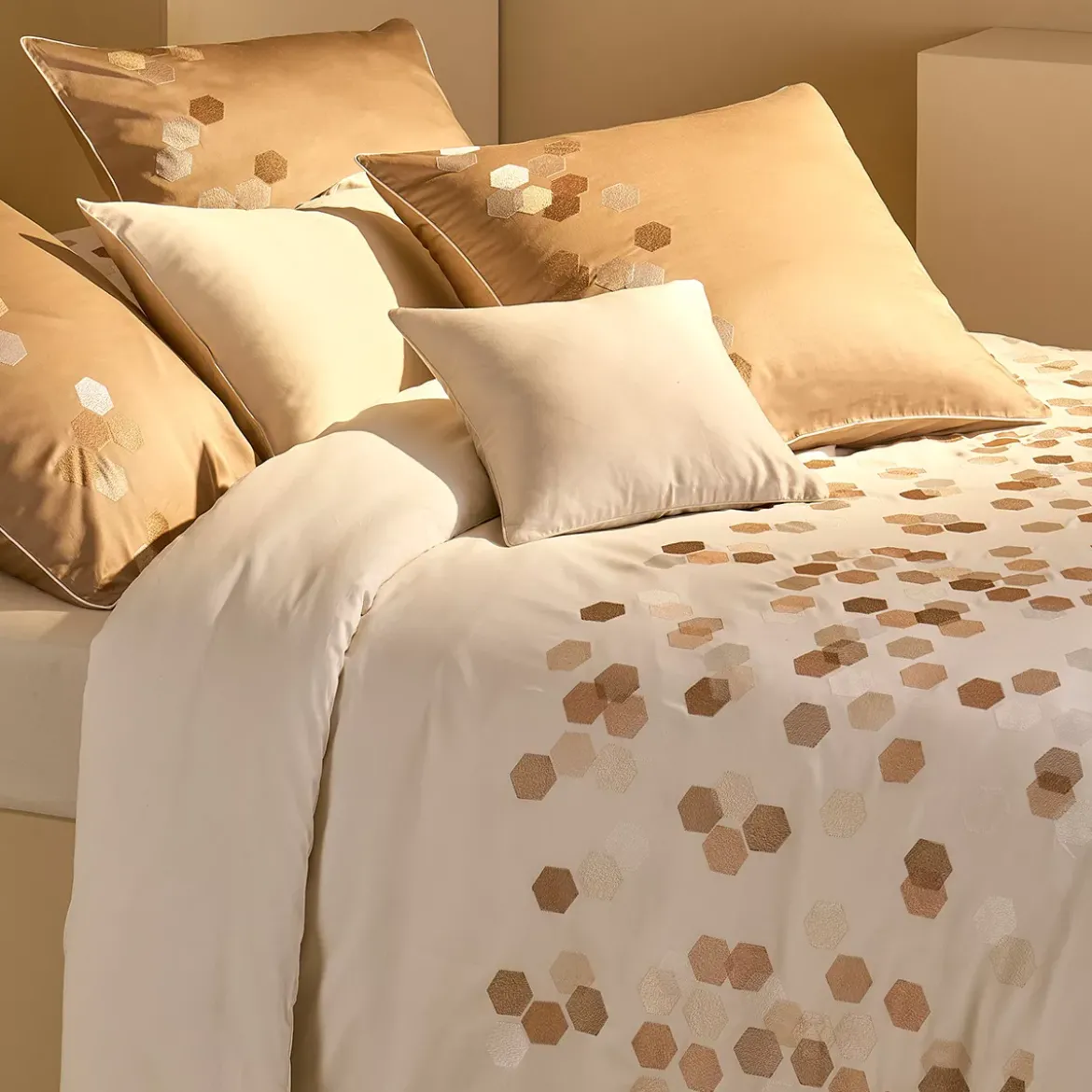 Housse de couette satin de coton brodé beige Hexagones angora