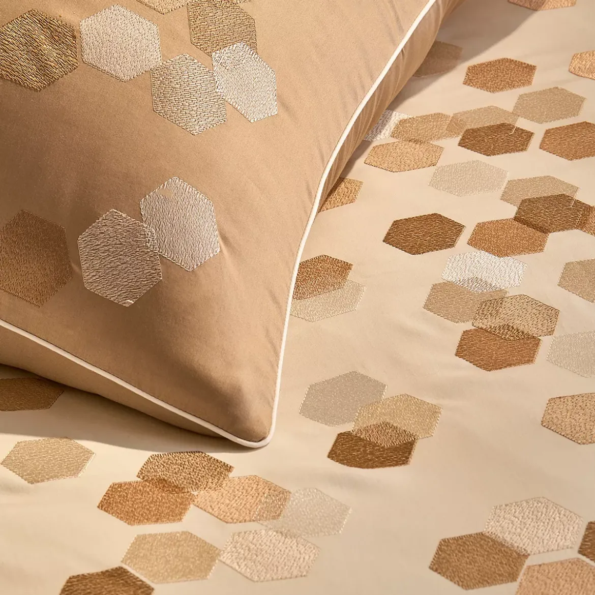 Housse de couette satin de coton brodé beige Hexagones angora