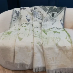 Jete de canape pur coton 420 g/m² motif jacquard vert ecru Foret de neige sapin