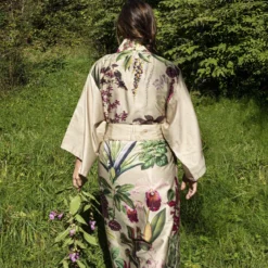 Kimono long satin de coton imprimé rose beige vert Parfum d'orchidee grege