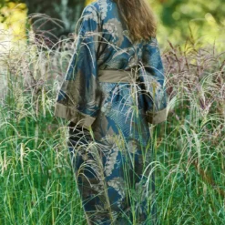 Kimono long satin de coton imprimé bleu Rainforest bleu dore