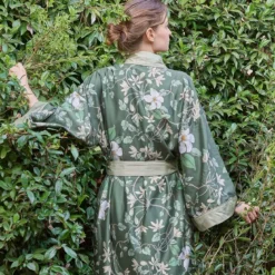 Kimono long satin de coton imprimé vert Gardenias mousse