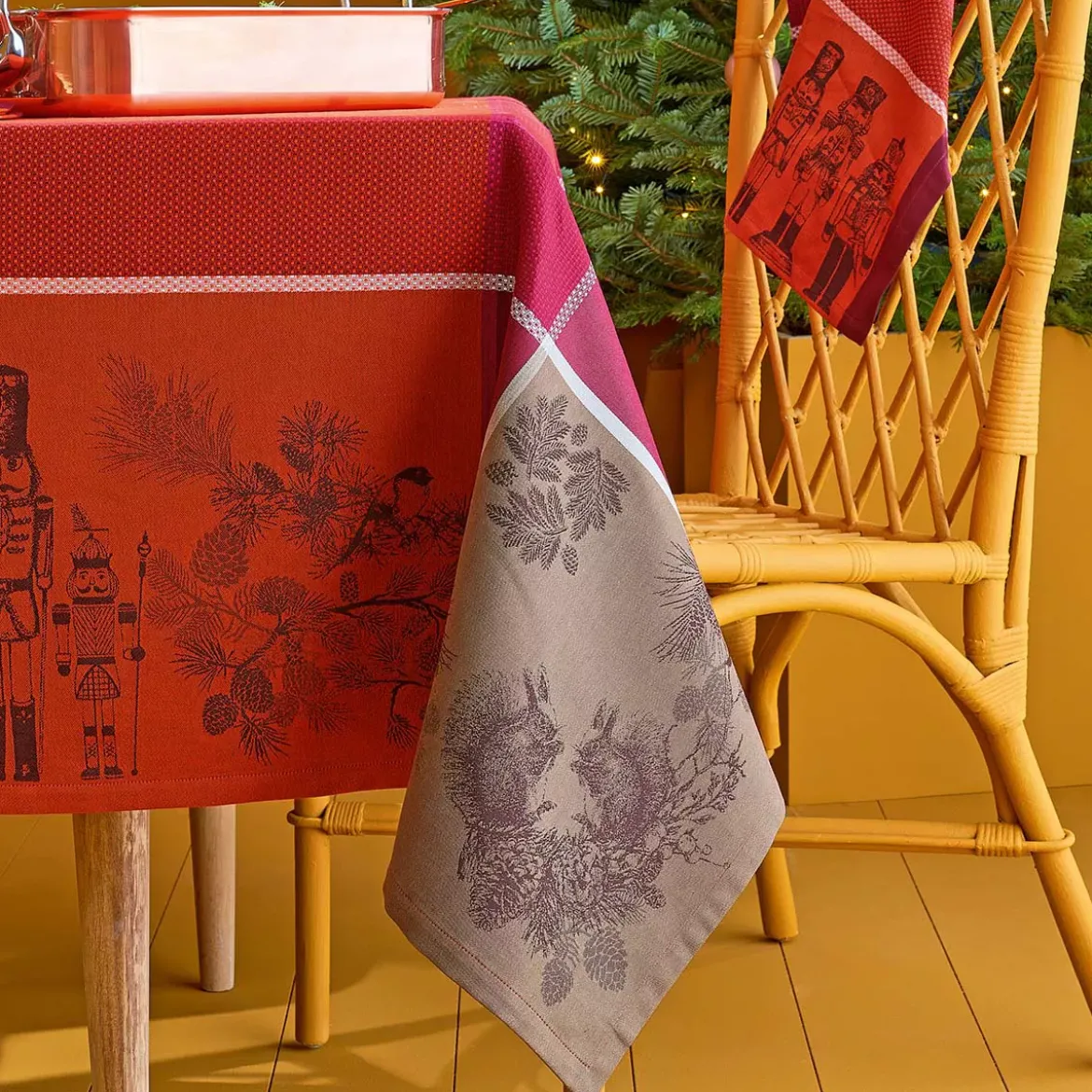 Nappe pur coton antitache motif jacquard rouge Casse noisettes rouge festif