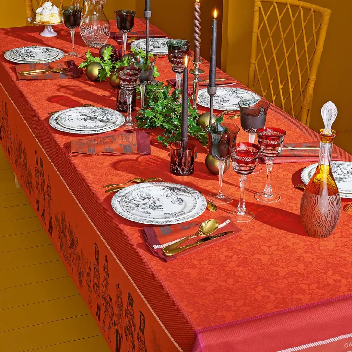 Nappe pur coton antitache motif jacquard rouge Casse noisettes rouge festif