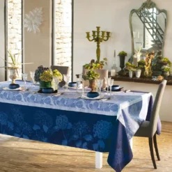Nappe pur coton bio antitache motif jacquard bleu Hortensias bleu