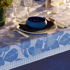 Nappe pur coton bio antitache motif jacquard bleu Hortensias bleu