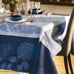 Nappe pur coton bio antitache motif jacquard bleu Hortensias bleu
