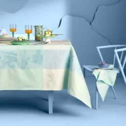 Nappe pur coton enduit 220 g/m² motif jacquard bleu beige Mille iris d'eau aqua