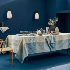 Nappe pur coton enduit motif jacquard bleu beige Mille zen ecume