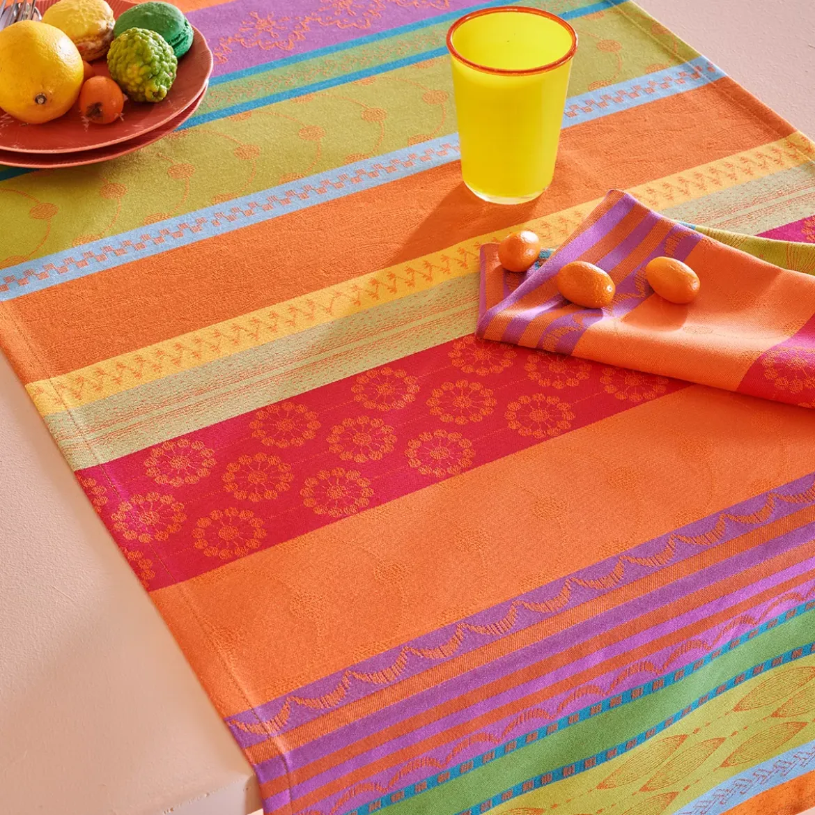 Nappe pur coton enduit motif jacquard vert orange Mille broderies samba