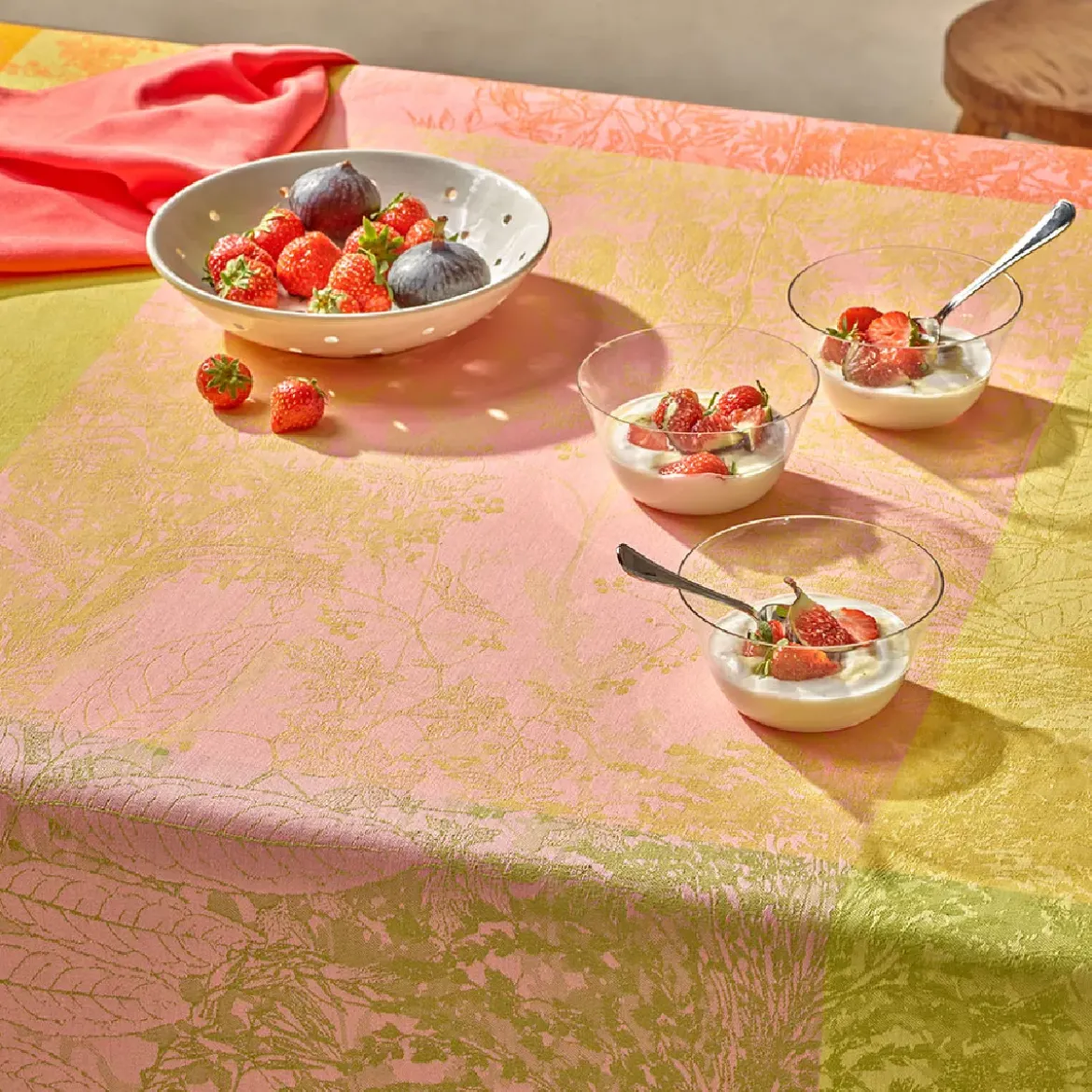 Nappe pur coton enduit motif jacquard multicolore Mille esprit jardin chatoyant