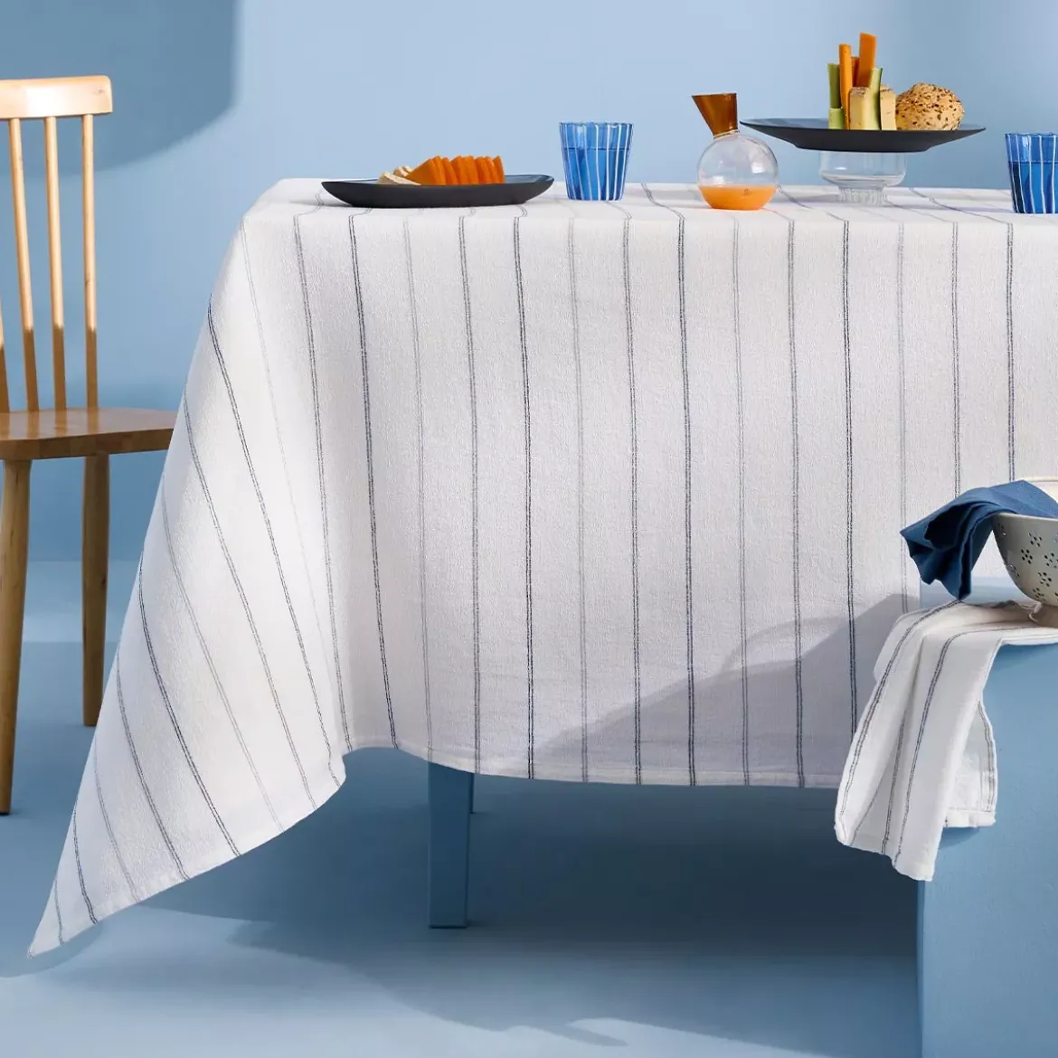 Nappe pur coton lavé motif jacquard blanc bleu Rimini blu