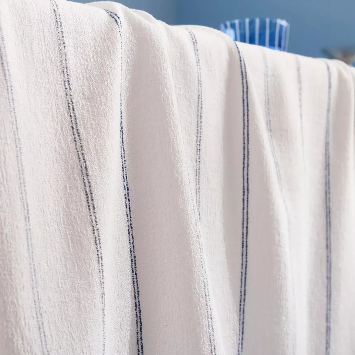 Nappe pur coton lavé motif jacquard blanc bleu Rimini blu