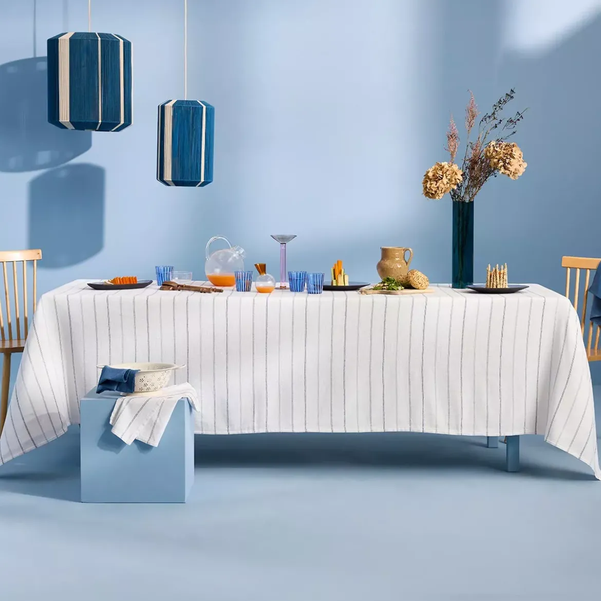 Nappe pur coton lavé motif jacquard blanc bleu Rimini blu