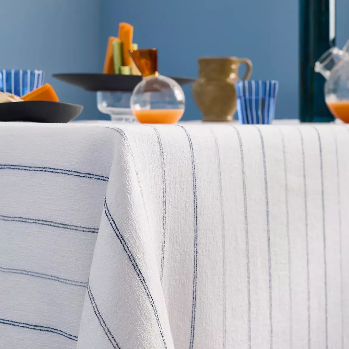 Nappe pur coton lavé motif jacquard blanc bleu Rimini blu