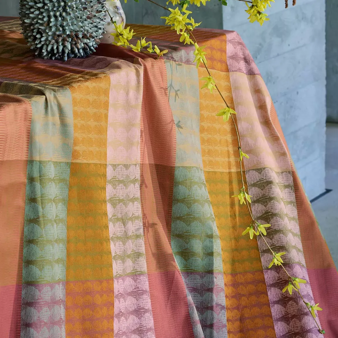Nappe pur coton motif jacquard vert orange Mille halos prunus